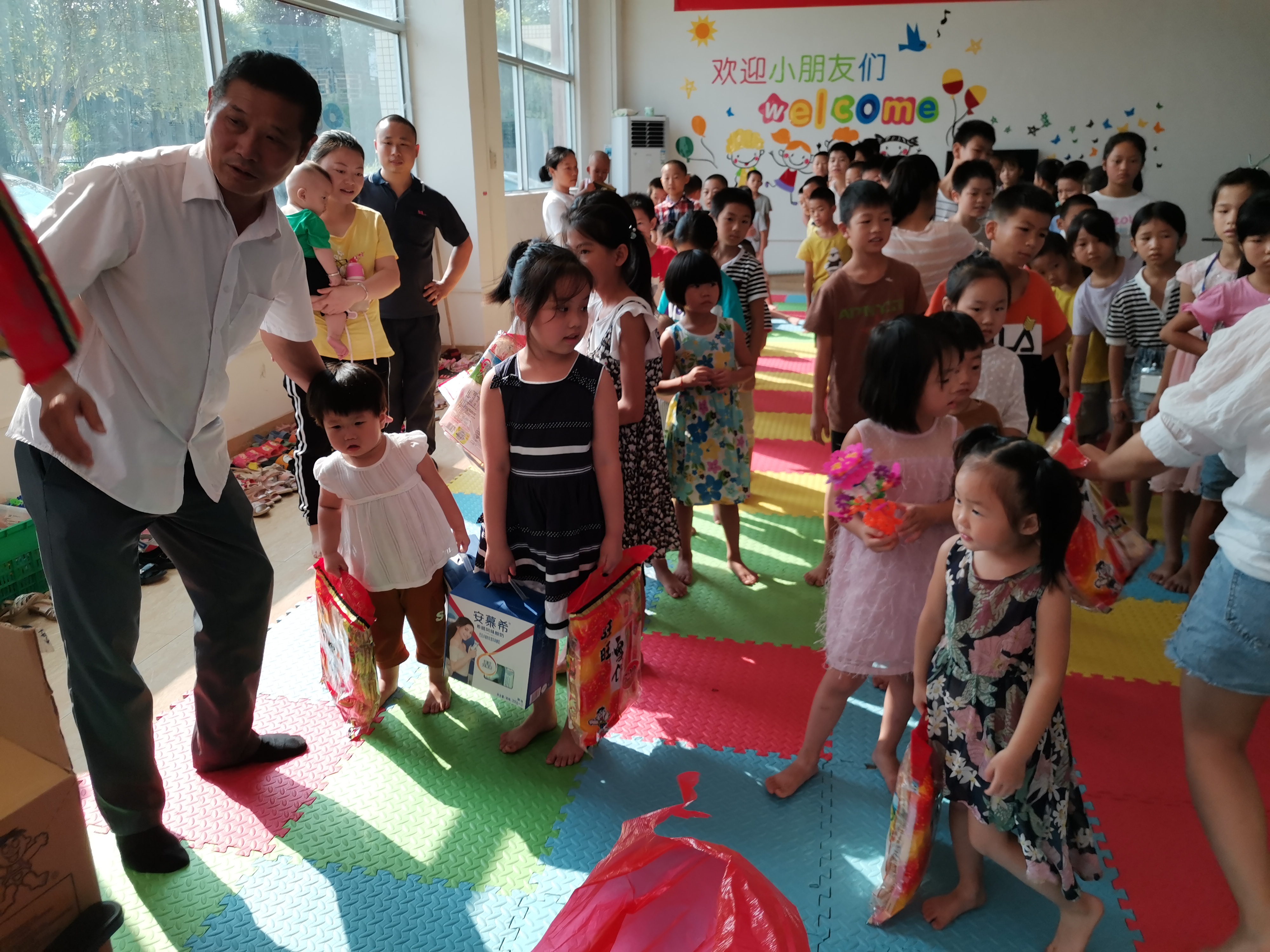 玻璃鋼冷卻塔的主要成份是樹脂和玻璃纖維,玻璃鋼冷卻塔安裝視頻