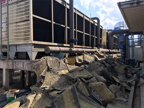 玻璃鋼化糞池憑借著幾大優(yōu)勢已經(jīng)成為一個佼佼者,玻璃鋼化糞池價格